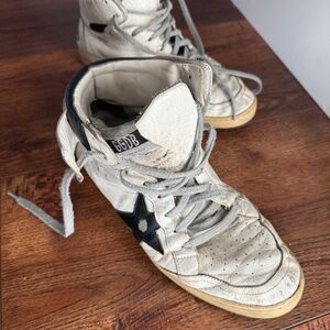 Sky-Star in white leather with black leather star